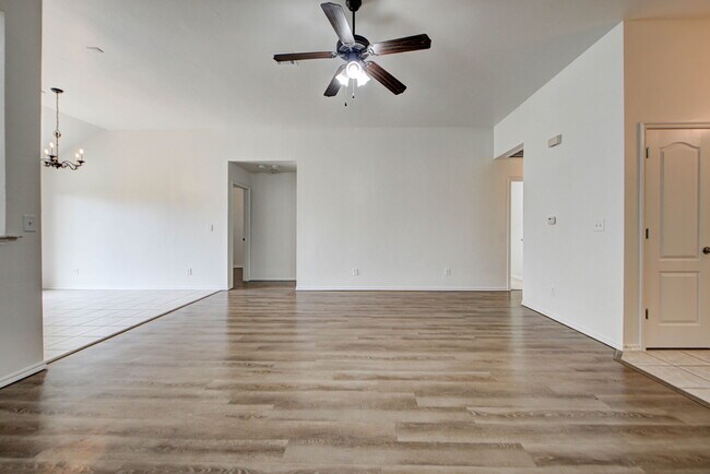Building Photo - 608 Cavecreek St