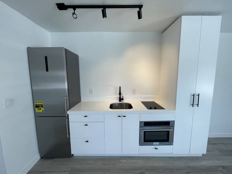 Kitchen - 323 Washington Ave