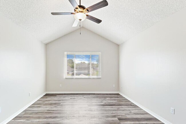 Building Photo - Charming Waterfront Home in Southside