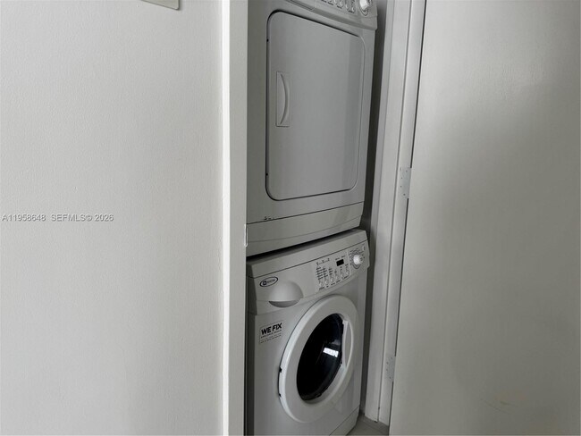 Building Photo - 1000 West Ave