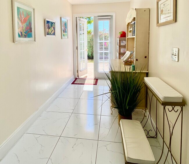 Building Photo - 938 Sumter Rd E