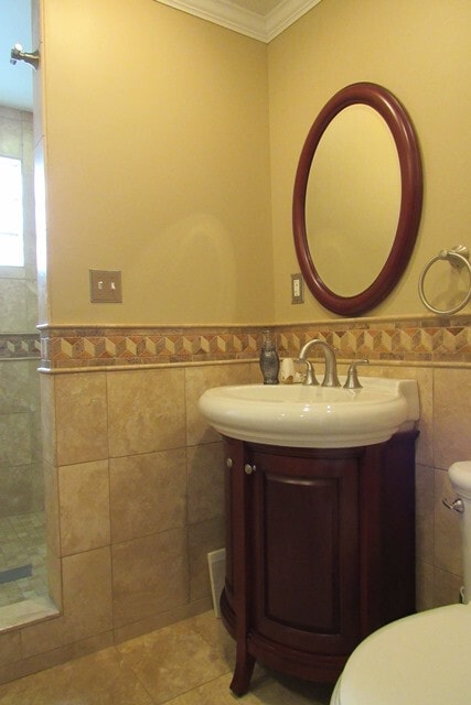 Building Photo - AVAILABLE NOW!! Furnished 2 bed/2 bath Home with Pool and on Canal