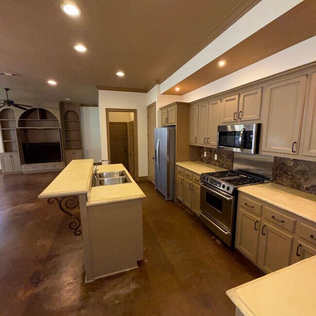Building Photo - 3 Bedrooms | 2 Bathrooms Custom home in desirable Springlake Subdivision