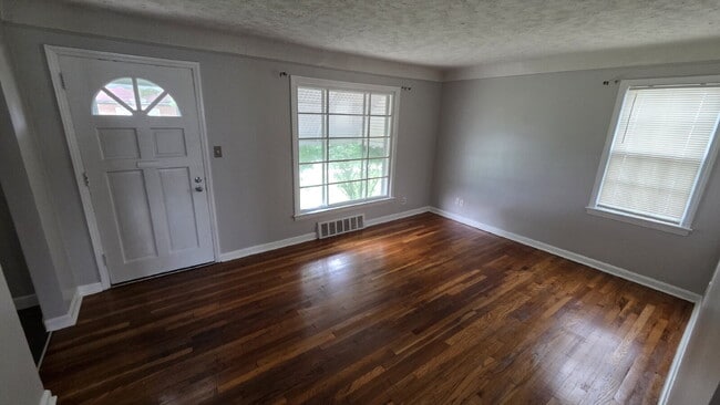 Building Photo - "4-Bed Home in Maple Heights!"