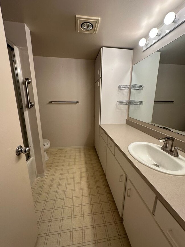 Building Photo - 2 Bedroom Quintet Condo off West Burnside ...