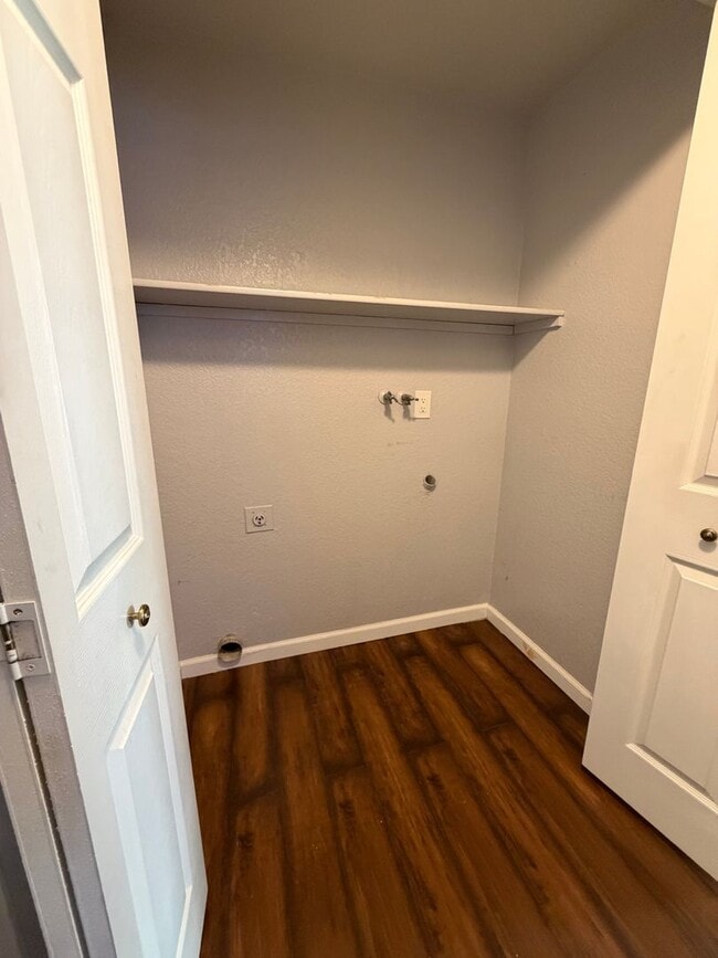 Building Photo - Centrally located home, clean and ready for occupany