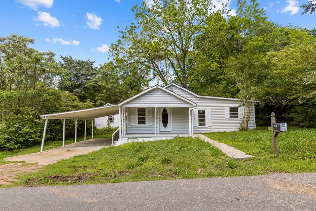 Building Photo - Stunning & Newly Renovated 3 Bedroom 2 Bat...