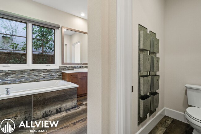 Building Photo - Luxurious and Rare 5 Bed 5.5 Bath Located ...