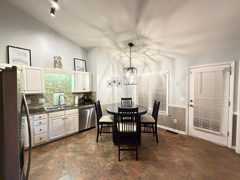 Building Photo - 5933 Old Plank Rd