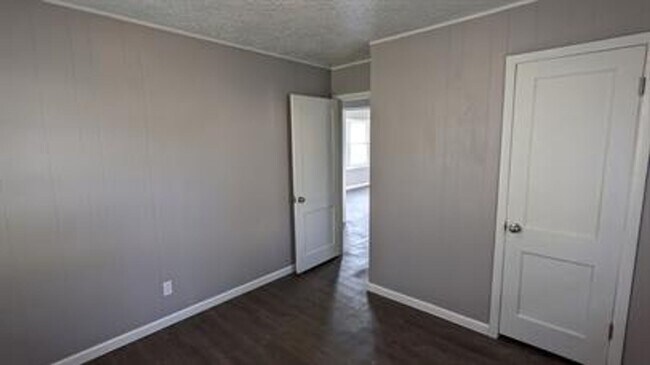 Building Photo - 1632 S Glenn Ave