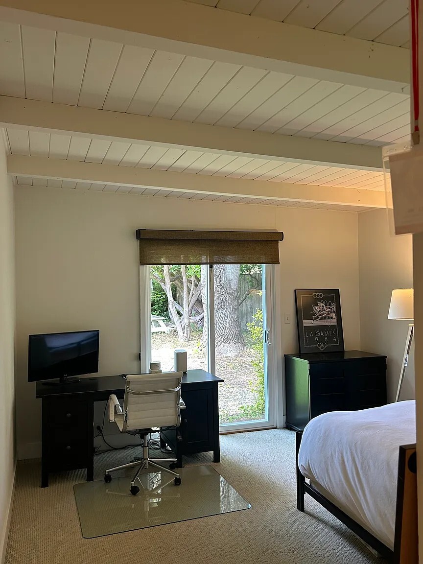 4th bedroom / Office/ In law with access to outside - 1415 Butterfield Rd