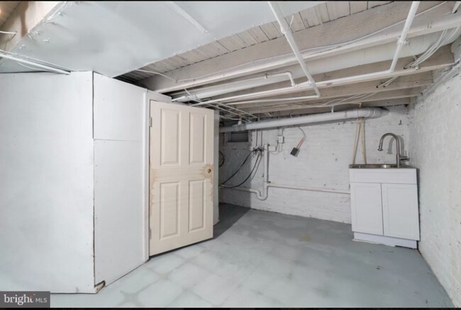 Building Photo - 3248 Leverton Ave