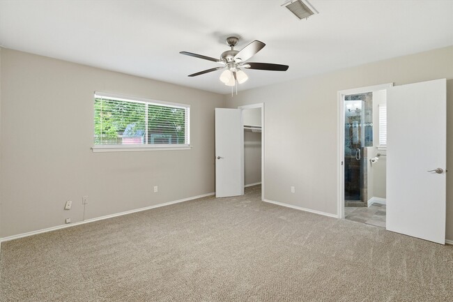 Building Photo - 2119 Williamsburg Ct S