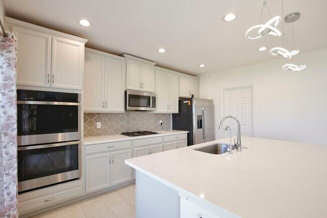 Building Photo - Stylish and Spacious 3/2.5 Home with No Re...