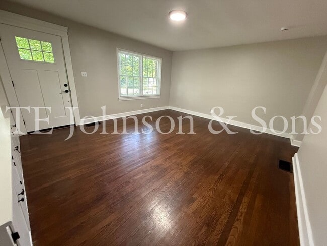 Building Photo - Charming Duplex in Winston-Salem