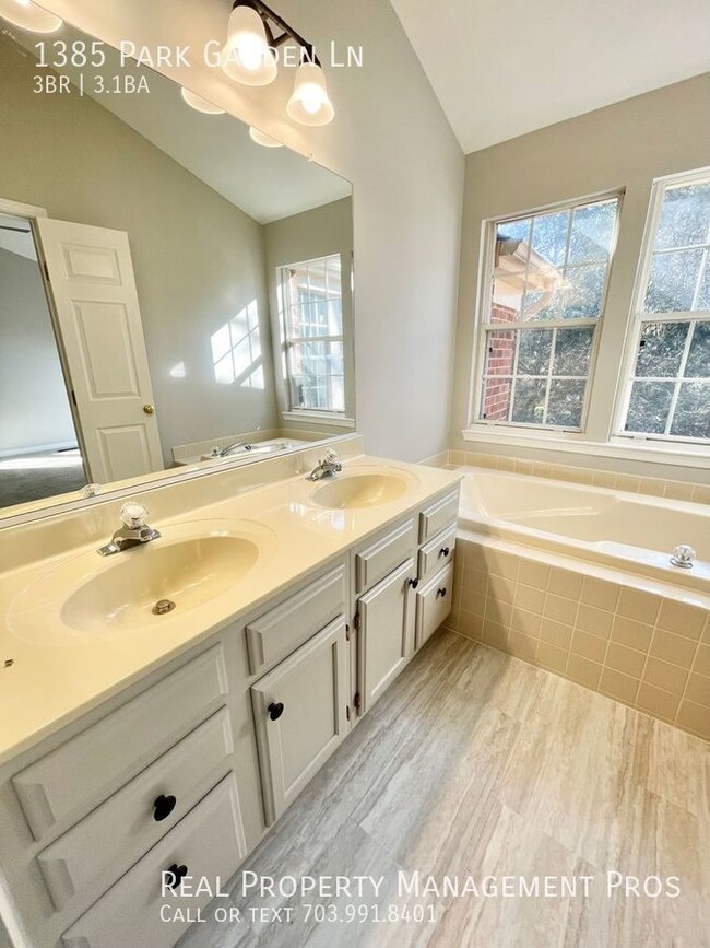 Building Photo - 1385 Park Garden Ln