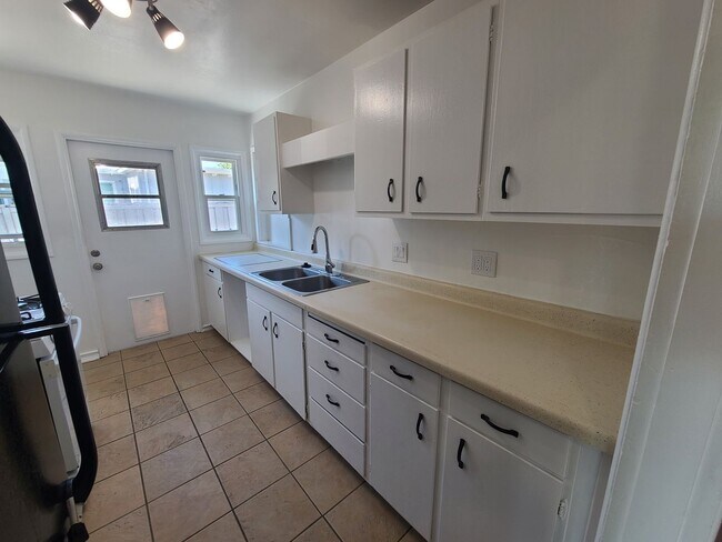 Building Photo - Spacious Ocean Beach 2 bed 1 bath just a f...