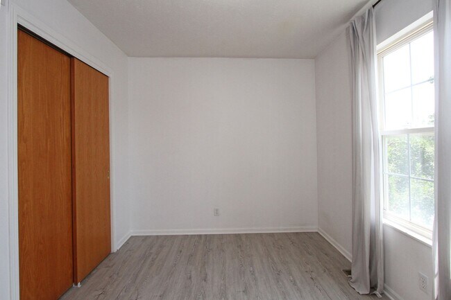 Building Photo - Timber Ridge Split Foyer