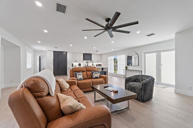 Building Photo - 4193 Hyacinth Cir N