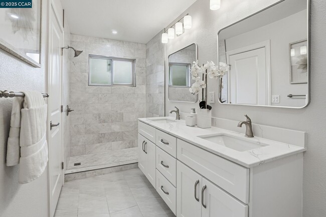 Building Photo - 289 Sierra Dr