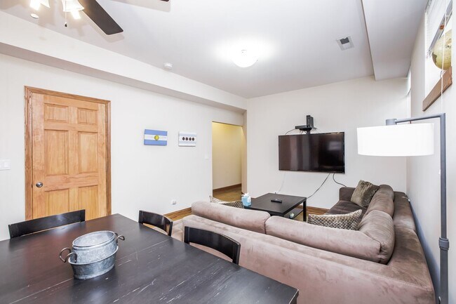 Building Photo - Bucktown: Fully furnished gorgeous 3 Bed, 2 Bath Condo