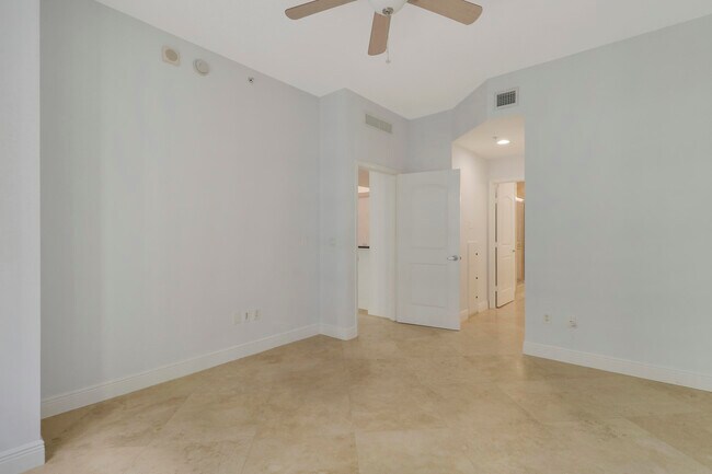 Building Photo - 701 S Olive Ave