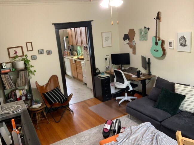 Building Photo - Sun-drenched Roscoe Village