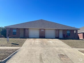 Building Photo - 2806 Alma Dr