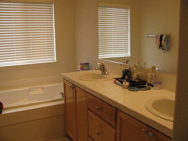 Building Photo - 1652 NW Shadow Hills Lane ~ Excellent Beth...