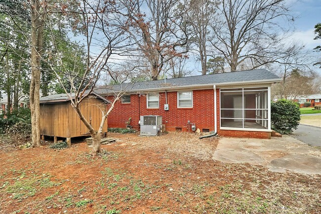 Building Photo - Updated Brick Home Minutes From Uptown