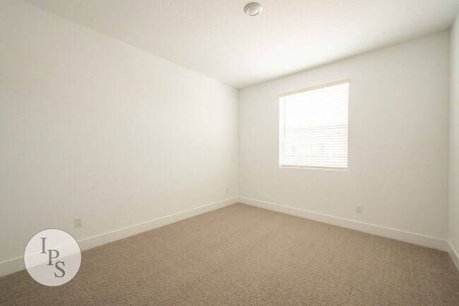 Building Photo - 2830 E Tamarind Dr