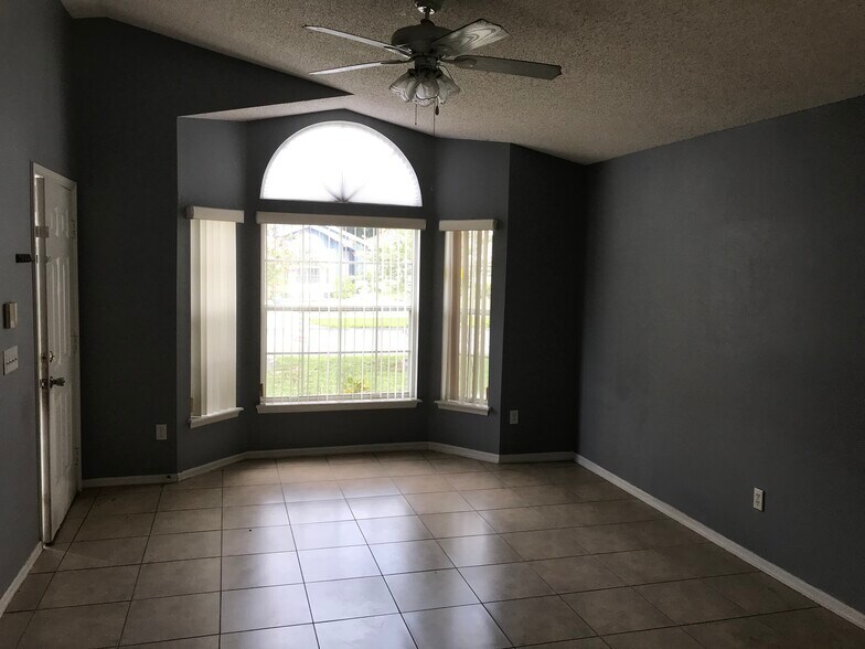 Building Photo - 513 Seasons Ct