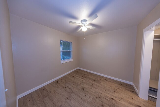 Building Photo - One bedroom duplex unit in Camas. - 2 blocks south of Crown Park