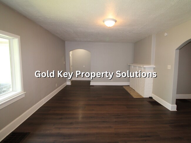 Building Photo - Spacious 2 BR 1 BA House with Dining Room ...