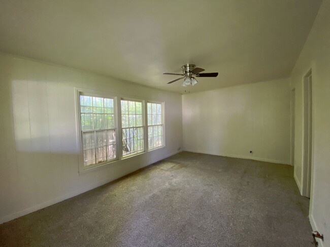 Building Photo - Apartment