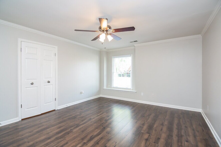 Building Photo - 8159 Creekside Cir N