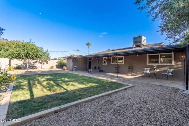 Building Photo - 1422 W Orange Dr