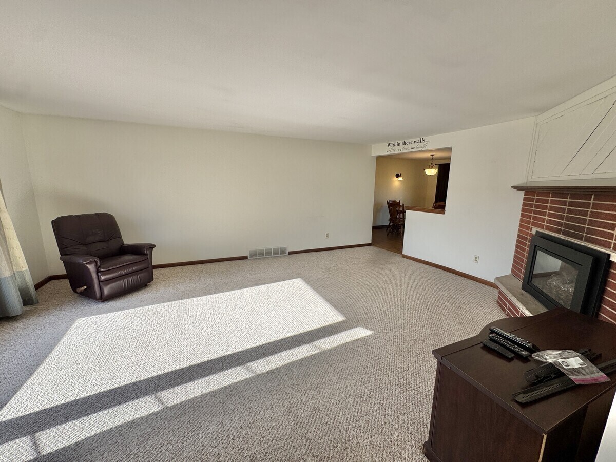 Building Photo - 1798 Chateau Dr