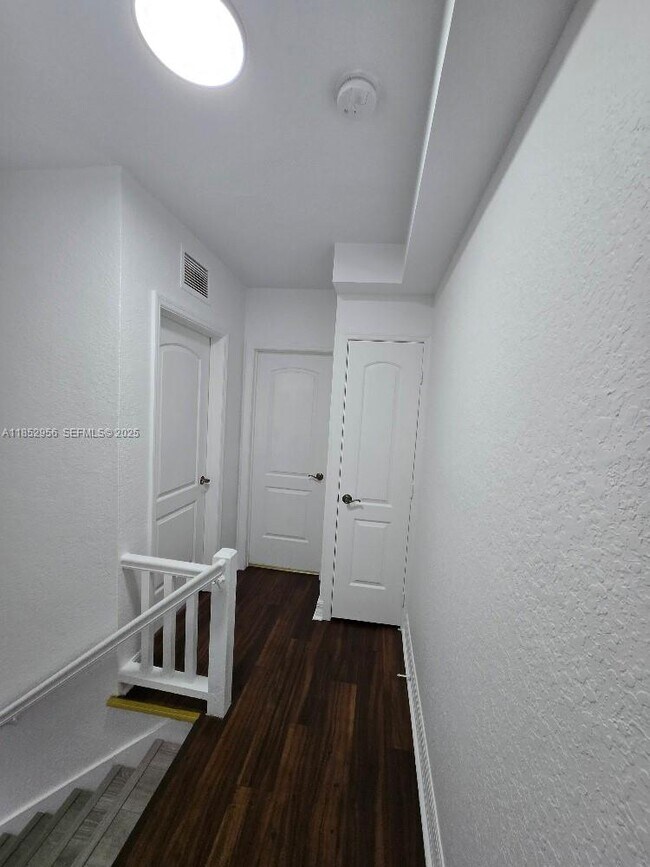 Building Photo - 1701 N Treasure Dr