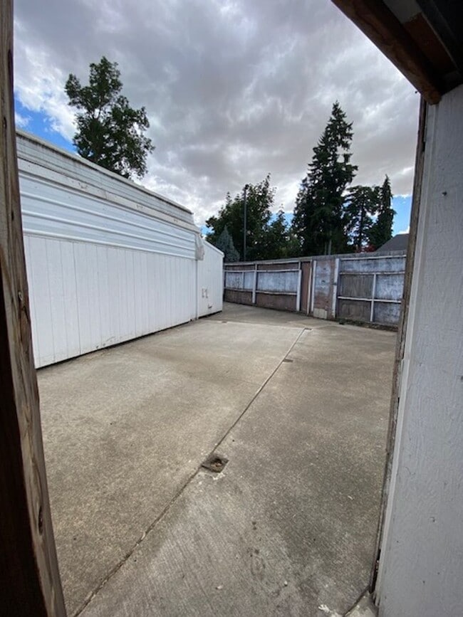 Building Photo - Large Studio Apartment Close to Parks!