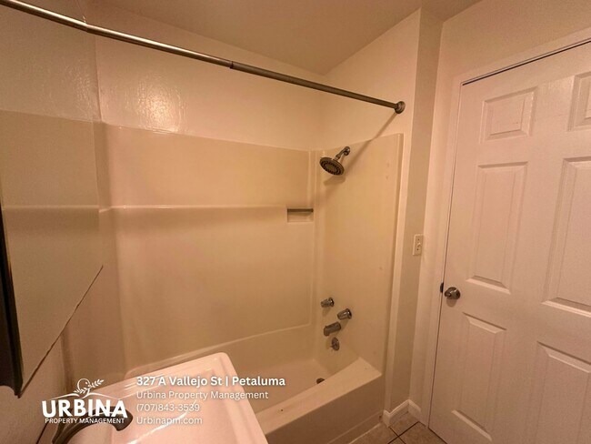 Building Photo - Charming Midtown Petaluma 2BD Duplex w/ Fenced Yard