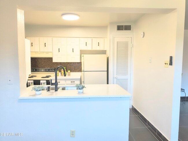 Building Photo - 333 Eubank Ct