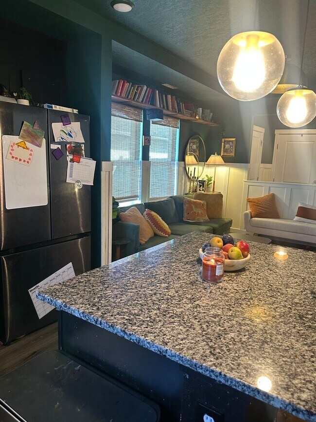 Building Photo - Beautiful 3 bedroom 2 bathroom in a wonder...