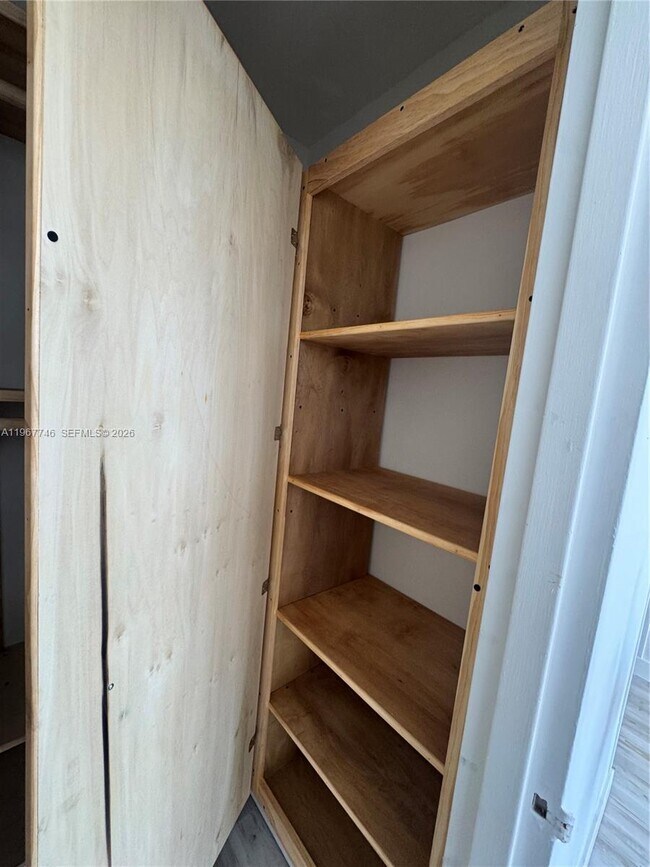 Building Photo - 1300 Lincoln Rd