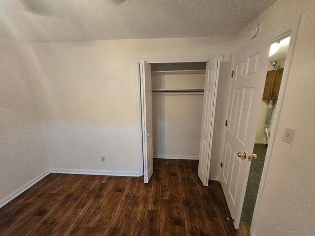 Building Photo - **Charming 3-Bed, 2-Bath Duplex Apartment with Spacious Garage and Large Back Porch**