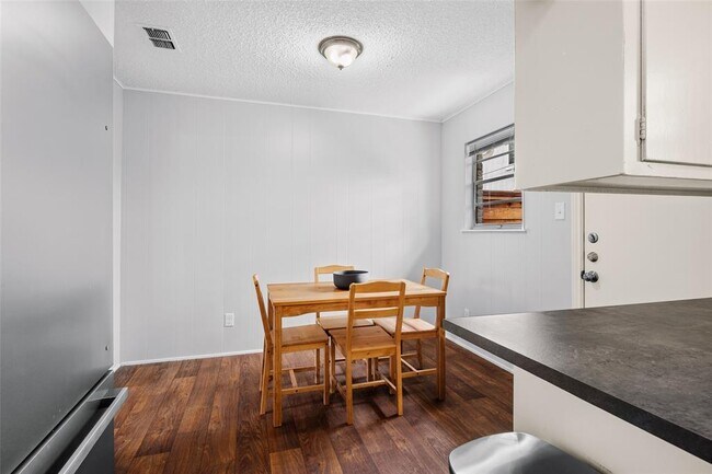 Building Photo - 2203 Ventura Dr