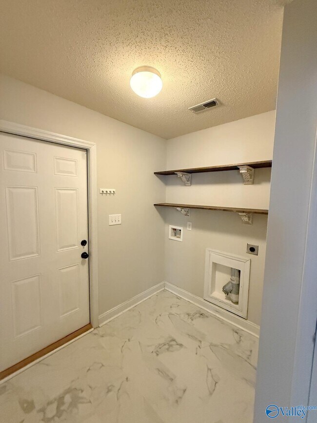 Building Photo - 211 High Green Dr