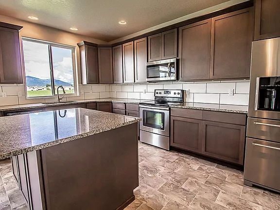 Building Photo - Beautiful 4BR, 2.5BTH, 3-Story Home in Post Falls