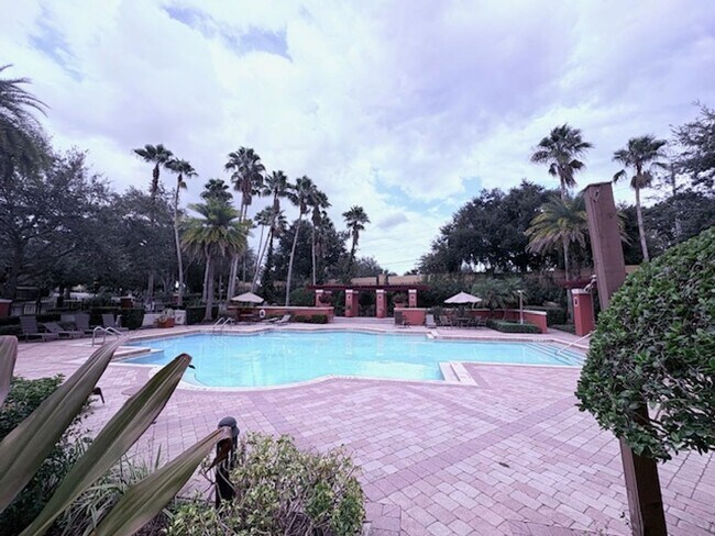 Building Photo - Luxury Top Floor Condo