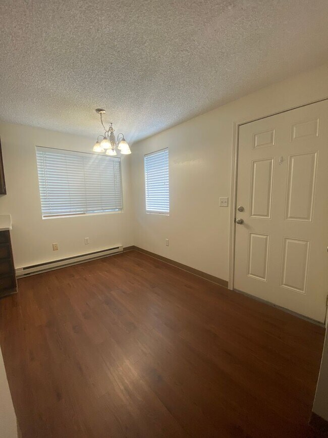 Building Photo - South Hill Triplex-Nestled away in private...